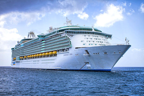freedom-of-the-seas-at-sea